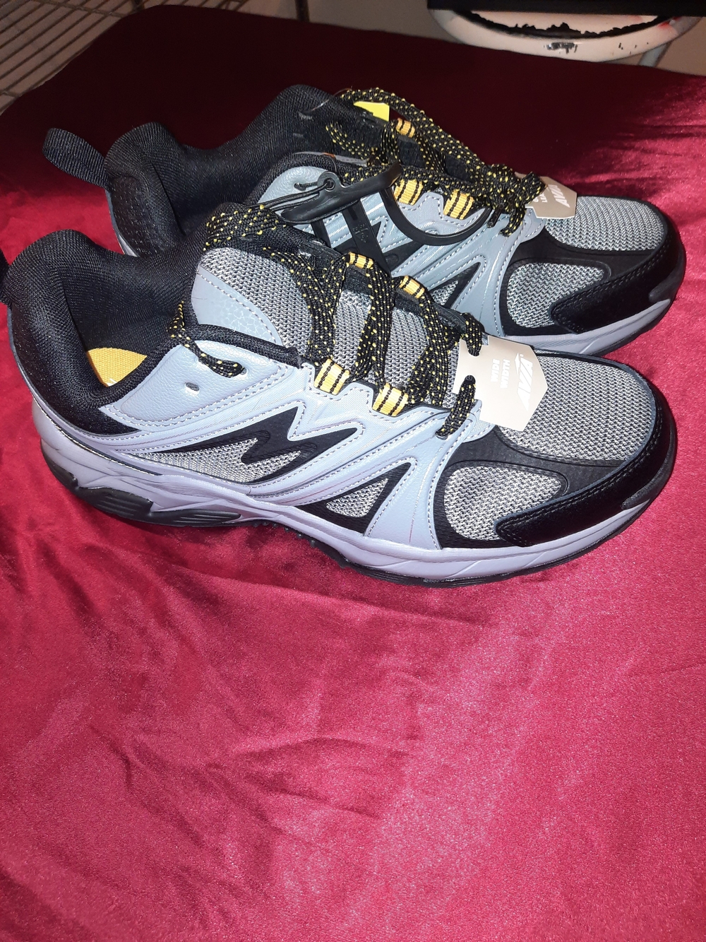 Avia Men's Athletic Trainers in Gray and Black with Yellow Accents Size 10 Wide